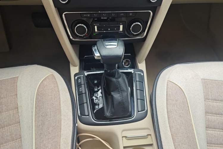 Used Skoda Superb 2009 1.8TSI Automatic Elegant Edition Gear Lever