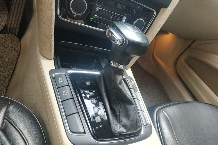 Used Skoda Superb 2009 1.8TSI Automatic Luxury Edition Gear Lever