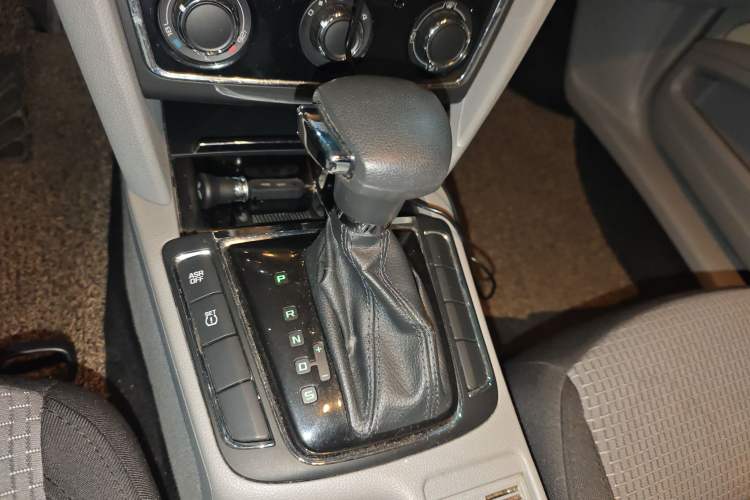 Used Skoda Superb 2009 1.8 TSI Automatic Zhiya Edition Gear Lever