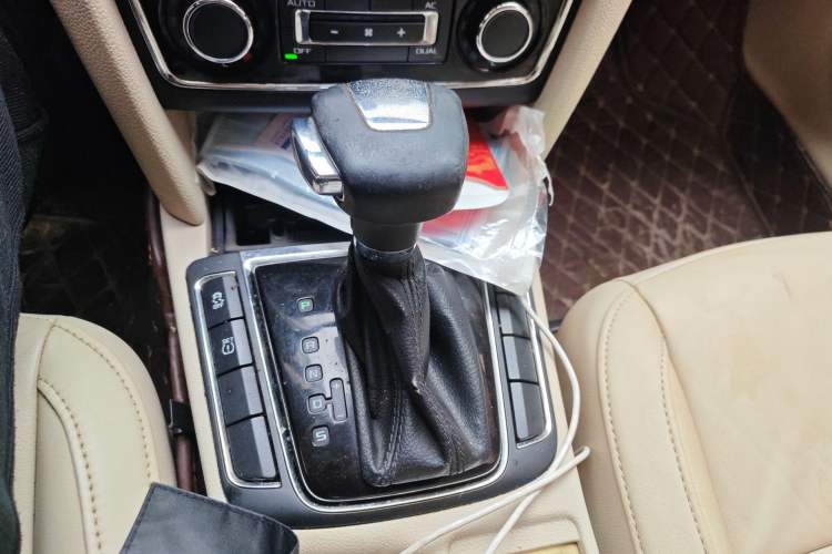 Used Skoda Superb 2009 1.8TSI Automatic Prestige Edition Gear Lever
