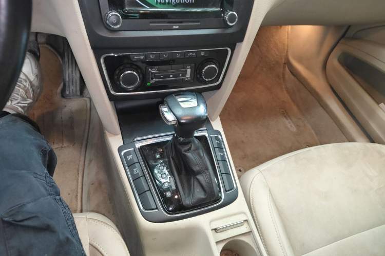 Used Skoda Superb 2009 1.8TSI Automatic Luxury Edition Gear Lever