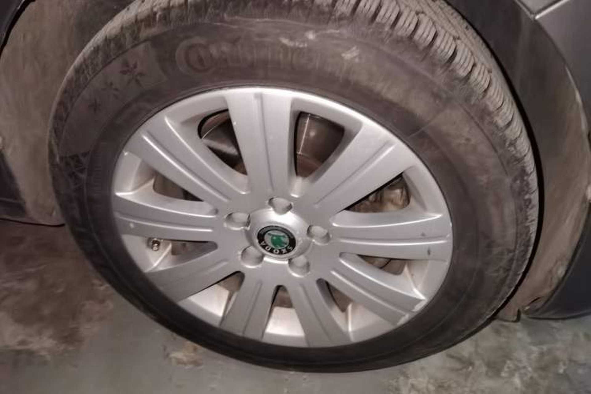 Used Skoda Superb 2009 1.8 TSI Automatic Zhiya Edition Right Front Wheel Hub