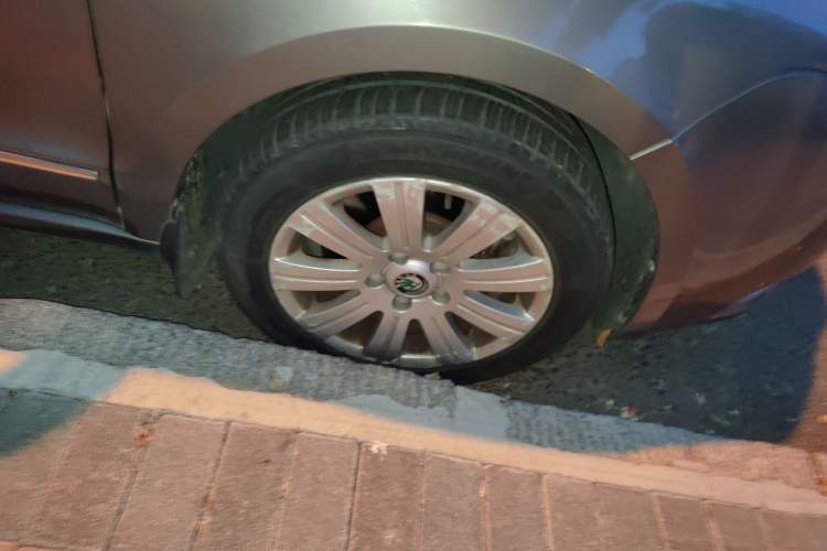 Used Skoda Superb 2009 2.0 TSI Automatic Prestige Edition Right Front Wheel Hub