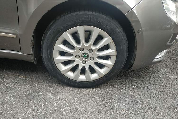 Used Skoda Superb 2009 1.8TSI Automatic Luxury Edition Right Front Wheel Hub