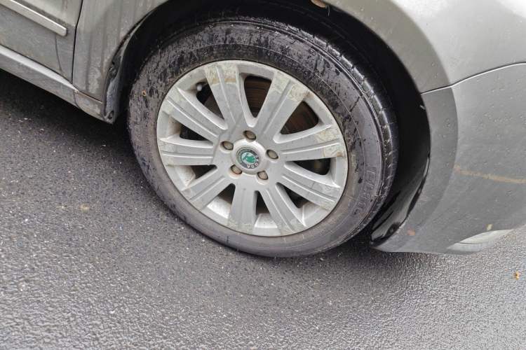 Used Skoda Superb 2009 1.8TSI Automatic Prestige Edition Right Front Wheel Hub