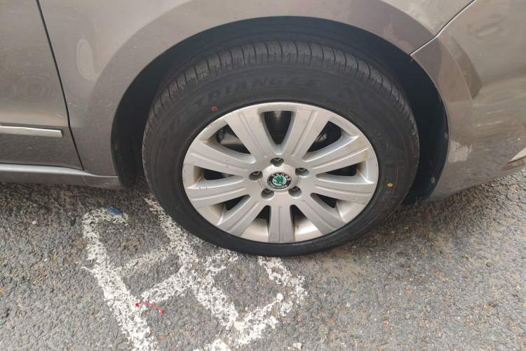 Used Skoda Superb 2009 1.8TSI Automatic Elegant Edition Right Front Wheel Hub