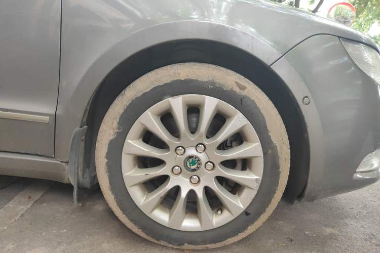 Used Skoda Superb 2009 1.8TSI Automatic Luxury Edition Right Front Wheel Hub