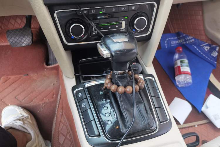 Used Skoda Superb 2009 2.0 TSI Automatic Elegant Edition Gear Lever