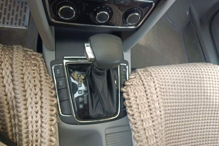 Used Skoda Superb 2009 1.8TSI Automatic Elegant Edition Gear Lever