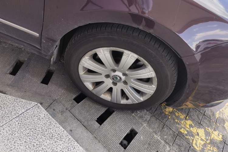 Used Skoda Superb 2009 2.0 TSI Automatic Elegant Edition Right Front Wheel Hub