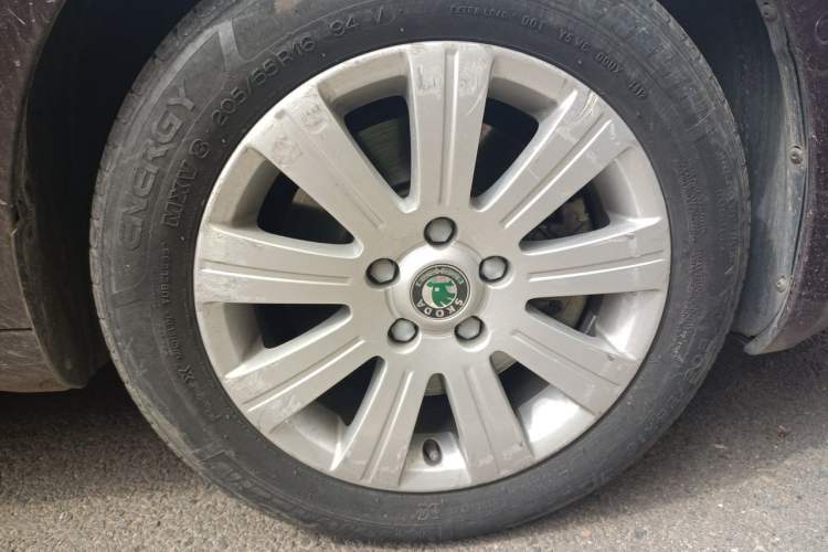 Used Skoda Superb 2009 1.8TSI Automatic Elegant Edition Right Front Wheel Hub