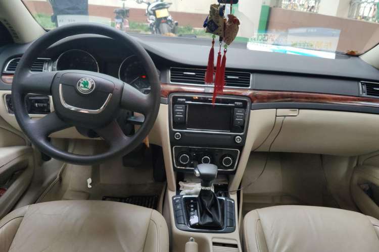 Used Skoda Superb 2009 1.8TSI Automatic Elegant Edition Center Console