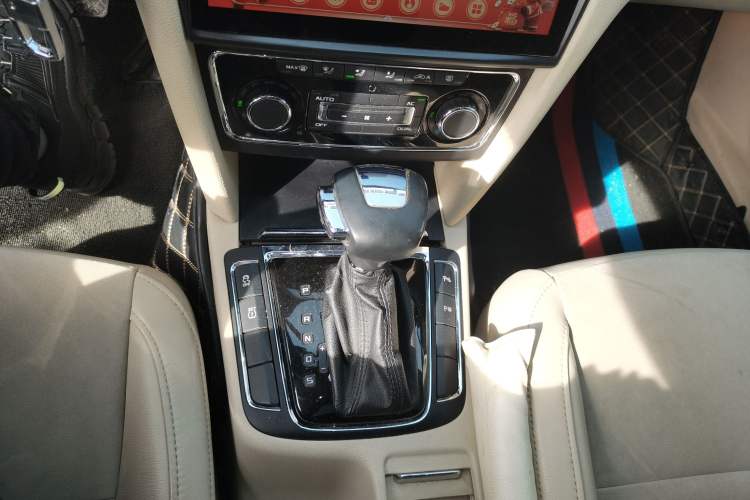 Used Skoda Superb 2009 1.8TSI Automatic Luxury Edition Gear Lever