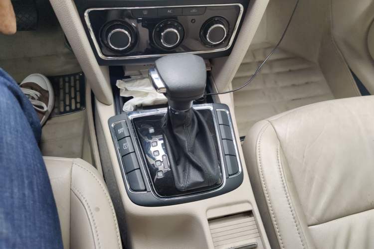 Used Skoda Superb 2009 1.8TSI Automatic Elegant Edition Gear Lever