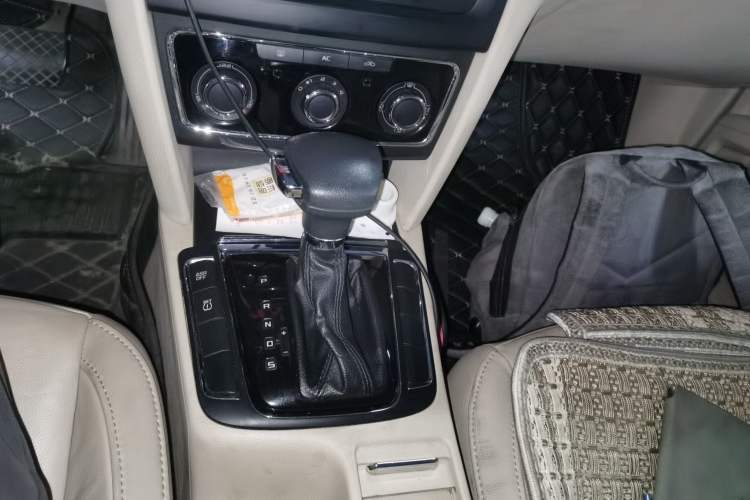 Used Skoda Superb 2009 1.8TSI Automatic Elegant Edition Gear Lever