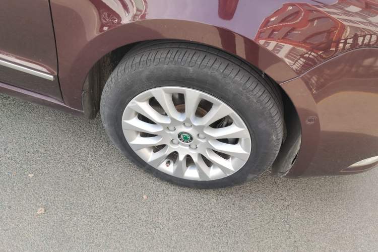 Used Skoda Superb 2009 1.8TSI Automatic Luxury Edition Right Front Wheel Hub