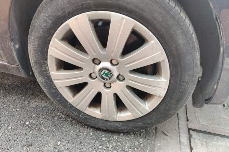 Used Skoda Superb 2009 1.8TSI Automatic Elegant Edition Right Front Wheel Hub