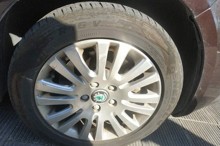 Used Skoda Superb 2009 1.8TSI Automatic Prestige Edition Right Front Wheel Hub