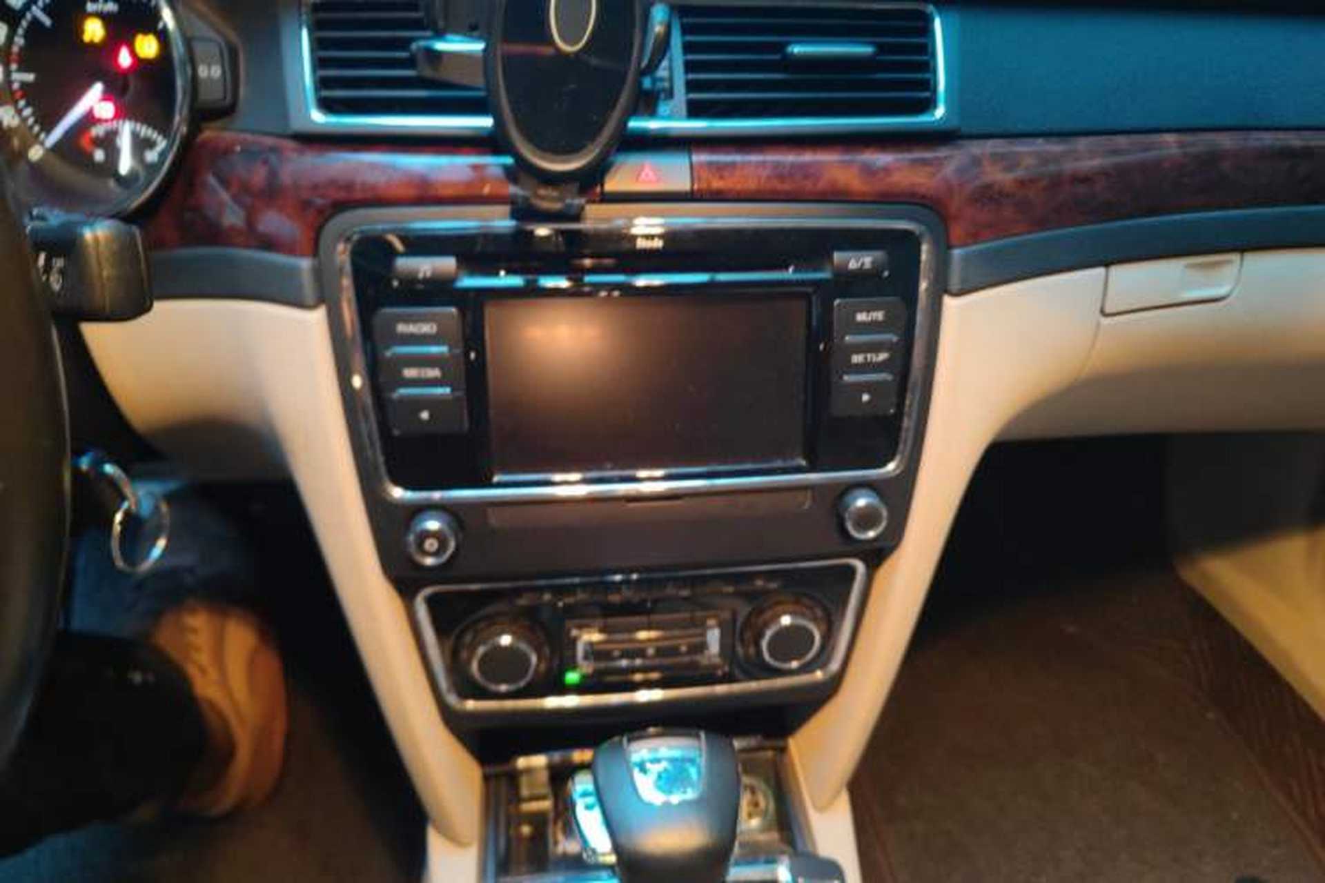 Used Skoda Superb 2009 1.8TSI Automatic Prestige Edition Audio And AC Panel