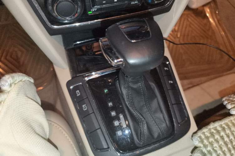 Used Skoda Superb 2009 1.8TSI Automatic Luxury Edition Gear Lever