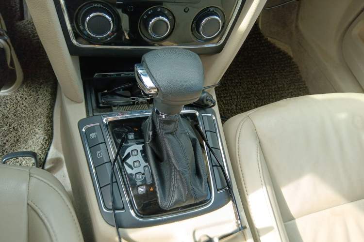 Used Skoda Superb 2009 1.8TSI Automatic Elegant Edition Gear Lever