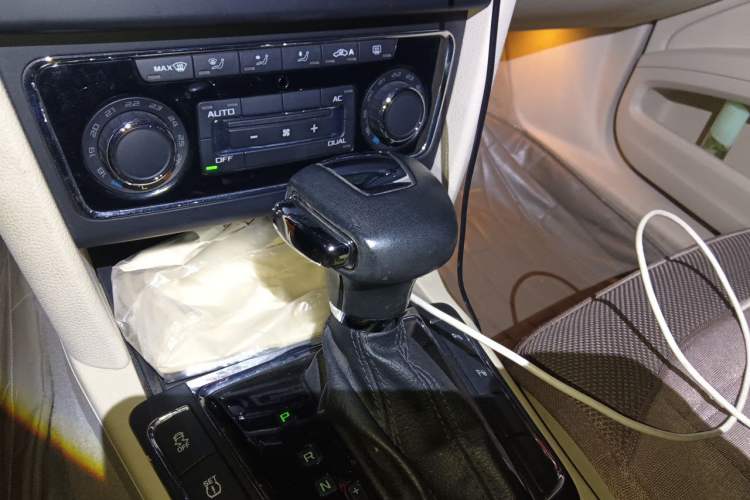 Used Skoda Superb 2009 1.8TSI Automatic Luxury Edition Gear Lever
