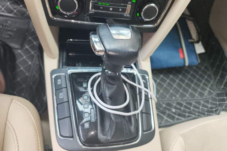 Used Skoda Superb 2009 2.0 TSI Automatic Luxury Edition Gear Lever