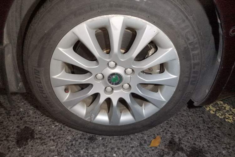 Used Skoda Superb 2009 1.8TSI Automatic Luxury Edition Right Front Wheel Hub