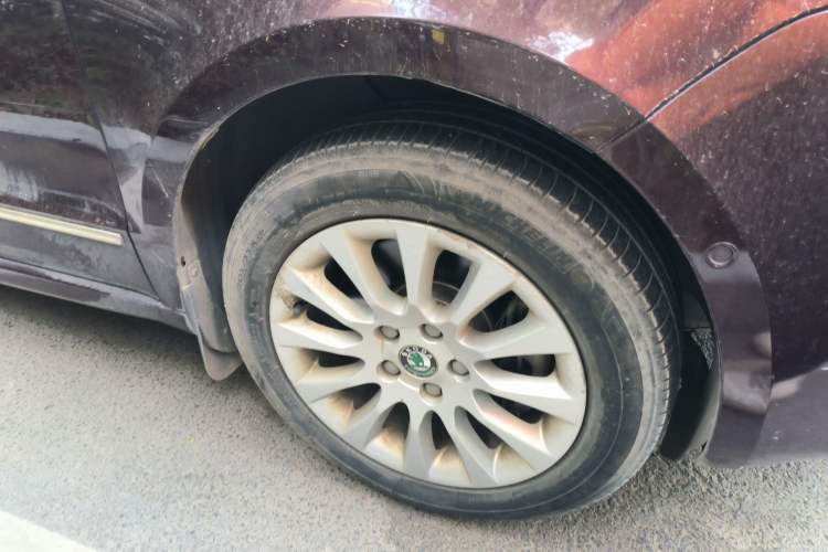 Used Skoda Superb 2009 1.8TSI Automatic Luxury Edition Right Front Wheel Hub