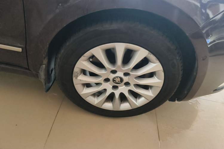 Used Skoda Superb 2009 1.8TSI Automatic Luxury Edition Right Front Wheel Hub
