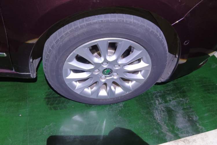 Used Skoda Superb 2009 1.8TSI Automatic Luxury Edition Right Front Wheel Hub