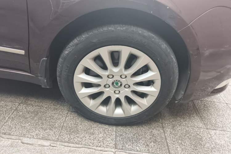 Used Skoda Superb 2009 2.0 TSI Automatic Luxury Edition Right Front Wheel Hub