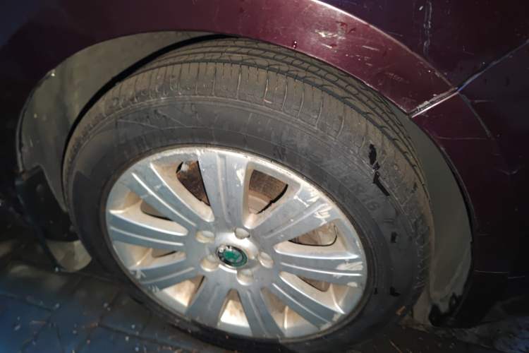 Used Skoda Superb 2009 1.8TSI Automatic Prestige Edition Right Front Wheel Hub