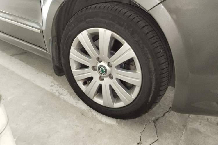 Used Skoda Superb 2009 1.8TSI Automatic Elegant Edition Right Front Wheel Hub