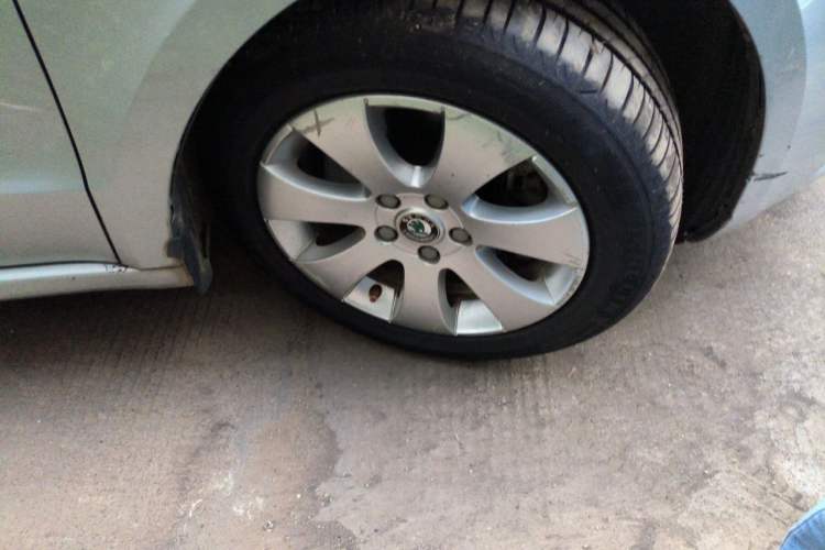 Used Skoda Superb 2009 1.8 TSI Automatic Zhiya Edition Right Front Wheel Hub