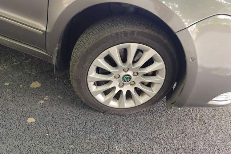 Used Skoda Superb 2009 2.0 TSI Automatic Flagship Edition Right Front Wheel Hub