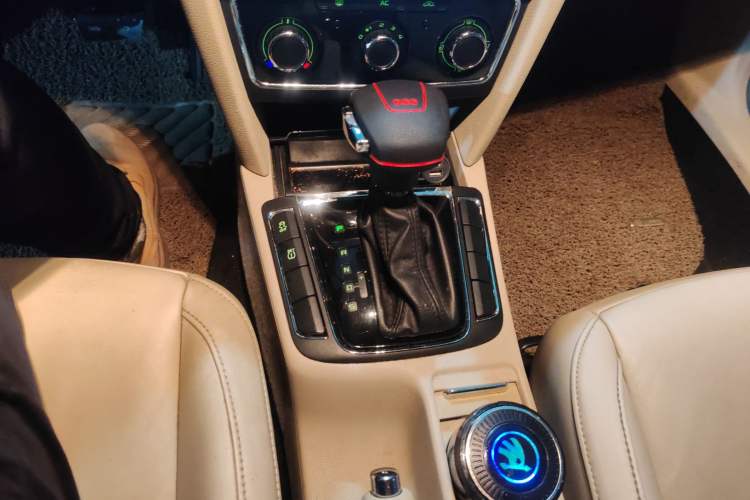 Used Skoda Superb 2009 1.8TSI Automatic Elegant Edition Gear Lever