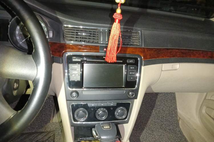 Used Skoda Superb 2010 1.4 TSI DSG Elegant Edition Audio And AC Panel