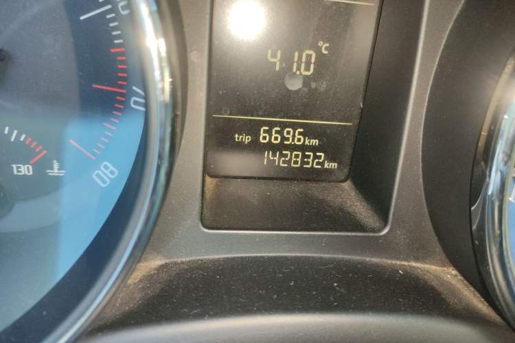 Used Skoda Superb 2010 1.4 TSI DSG Elegant Edition Odometer Close Up