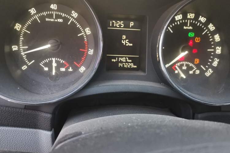 Used Skoda Superb 2010 1.4 TSI DSG Elegant Edition Odometer Close Up
