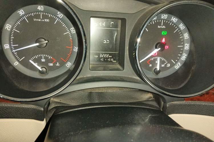 Used Skoda Superb 2010 1.4 TSI DSG Elegant Edition Odometer Close Up