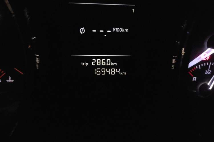Used Skoda Superb 2010 1.4 TSI Manual Luxury Edition Odometer Close Up