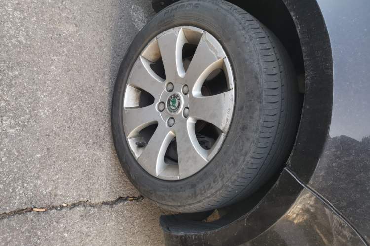 Used Skoda Superb 2010 1.4 TSI DSG Elegant Edition Right Front Wheel Hub