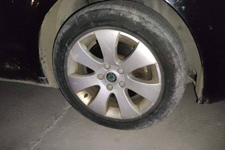 Used Skoda Superb 2010 1.4 TSI Manual Luxury Edition Right Front Wheel Hub