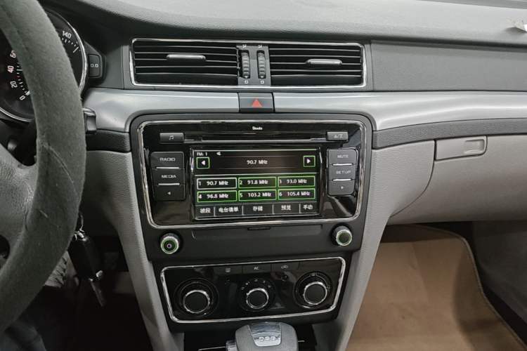 Used Skoda Superb 2010 1.4 TSI DSG Elegant Edition Audio And AC Panel