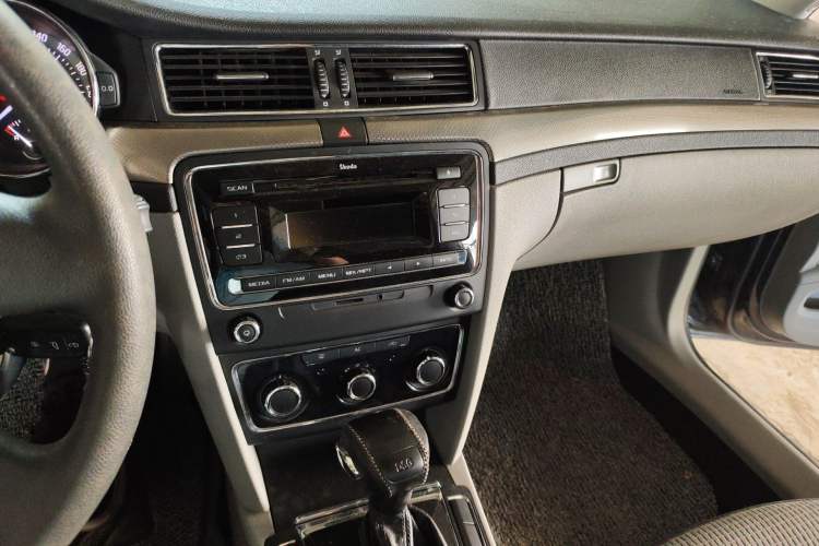 Used Skoda Superb 2010 1.4 TSI DSG Zhiya Edition Audio And AC Panel