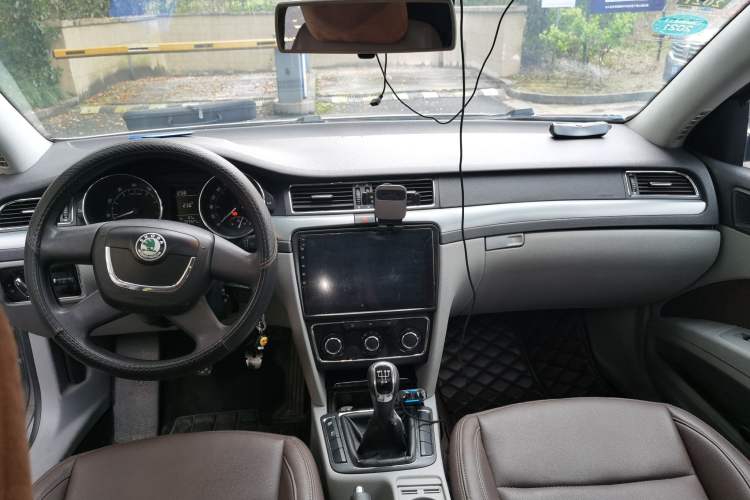 Used Skoda Superb 2010 1.4 TSI Manual Luxury Edition Center Console