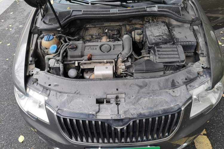 Used Skoda Superb 2010 1.4 TSI Manual Luxury Edition Engine Bay