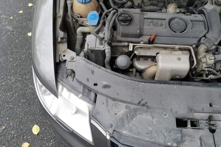 Used Skoda Superb 2010 1.4 TSI Manual Luxury Edition Engine Bay Right