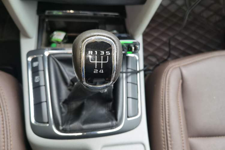Used Skoda Superb 2010 1.4 TSI Manual Luxury Edition Gear Lever